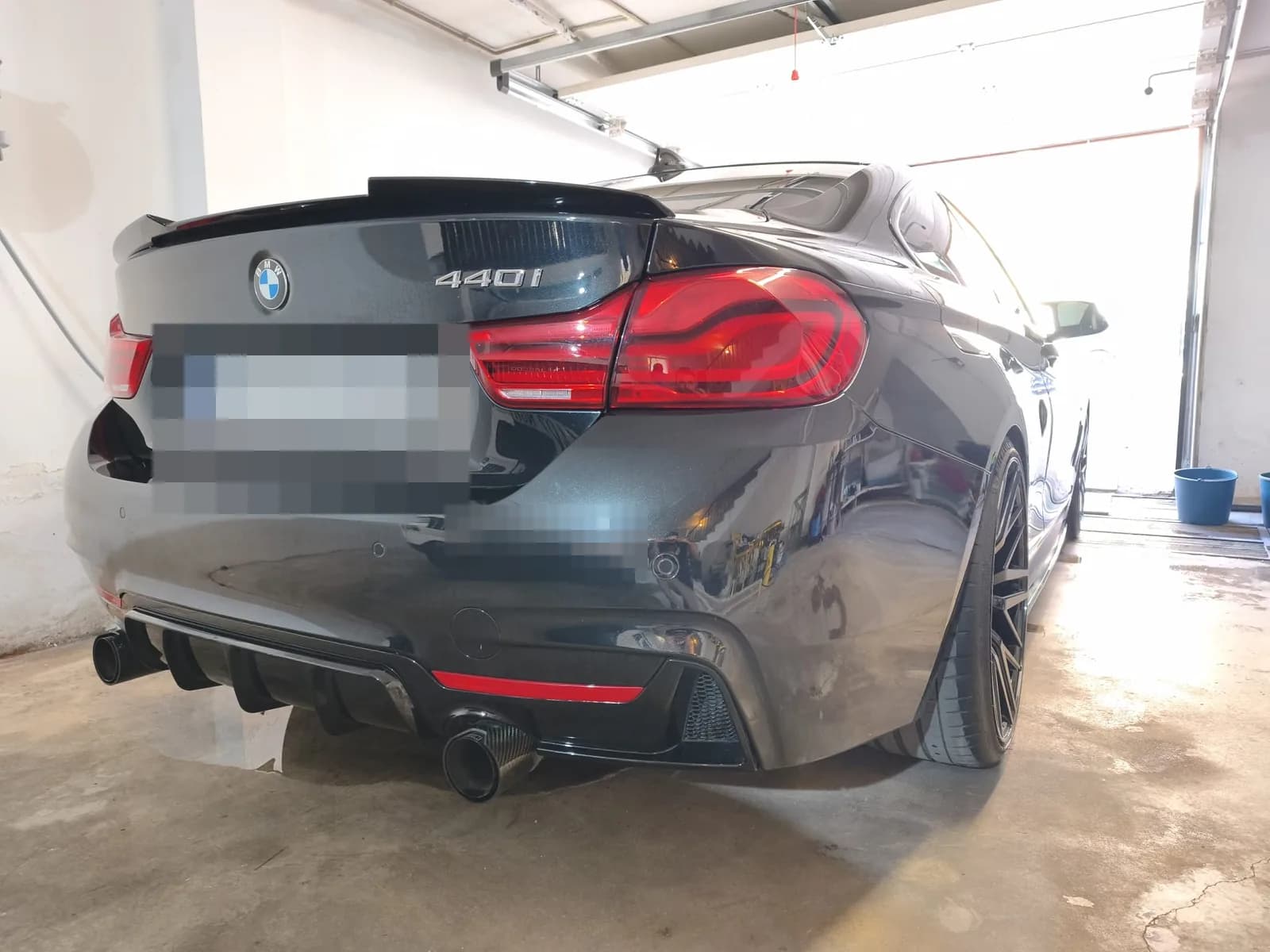 Trasera y difusor del BMW 440i negro tras el detallado