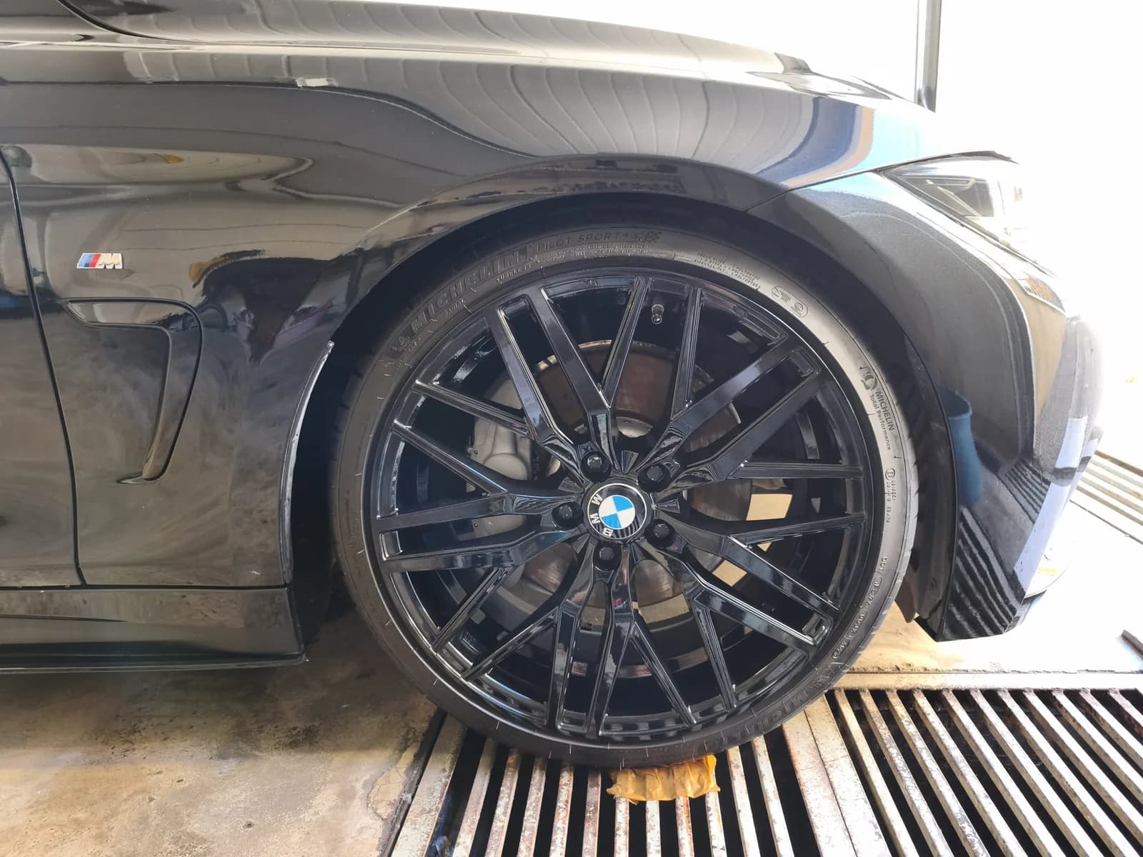 Llanta y lateral del BMW 440i con acabado impecable