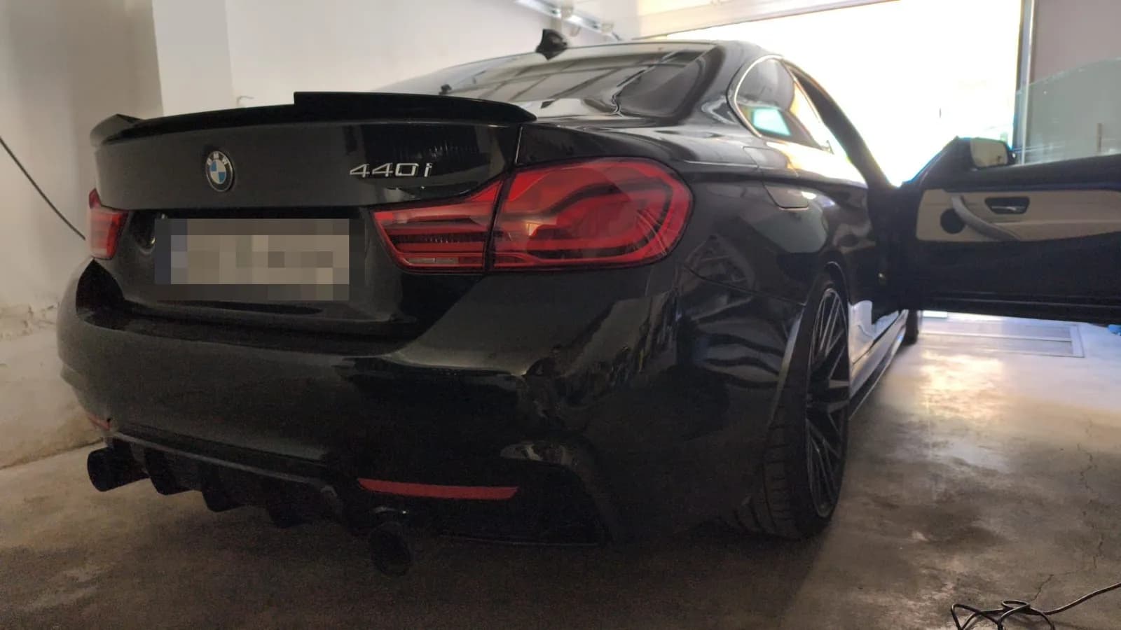 Trasera del BMW 440i con pintura negra impecable