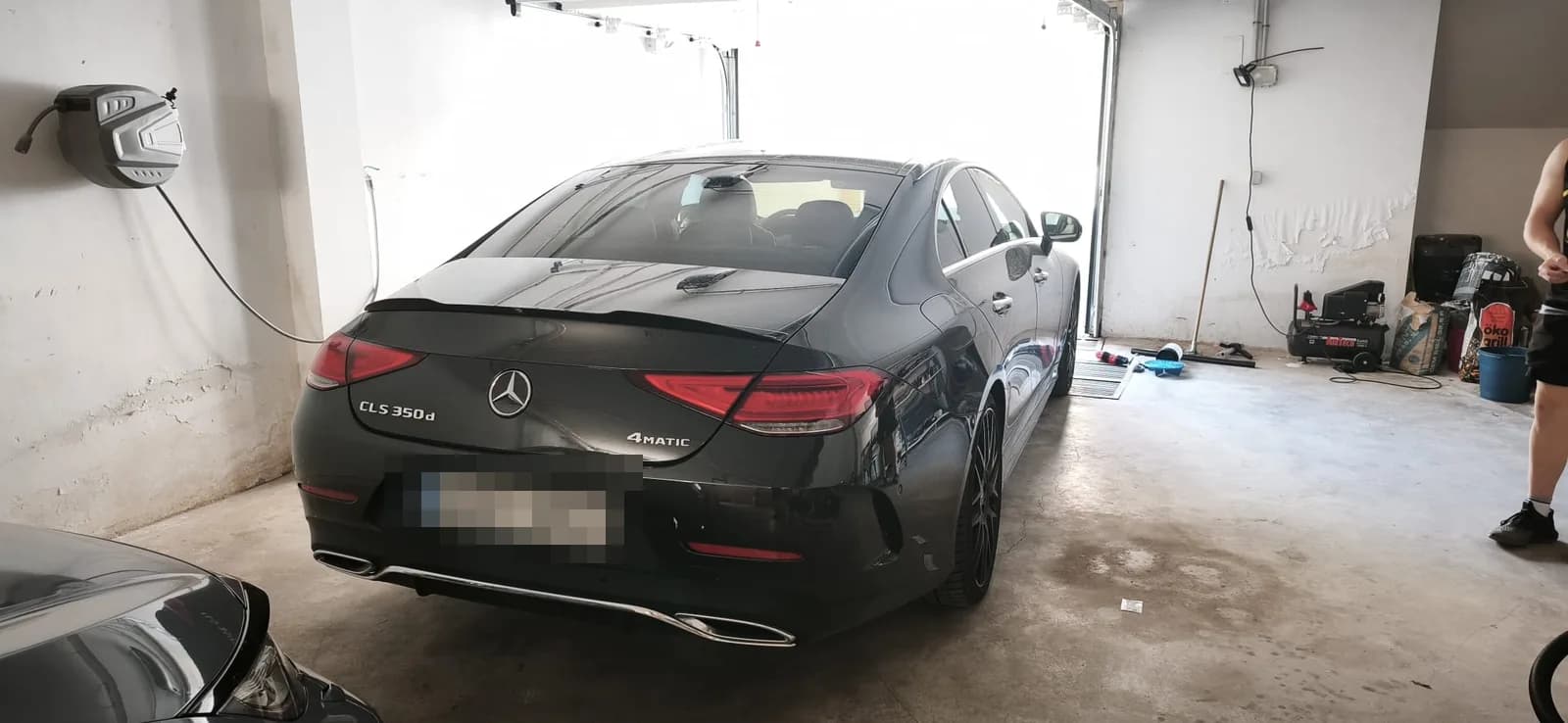 Trasera del Mercedes CLS negro detallada en el taller