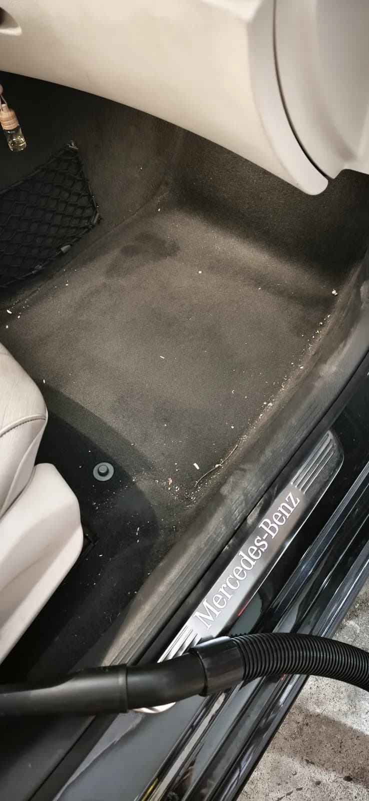 Estribo Mercedes-Benz con cuero crema impecable