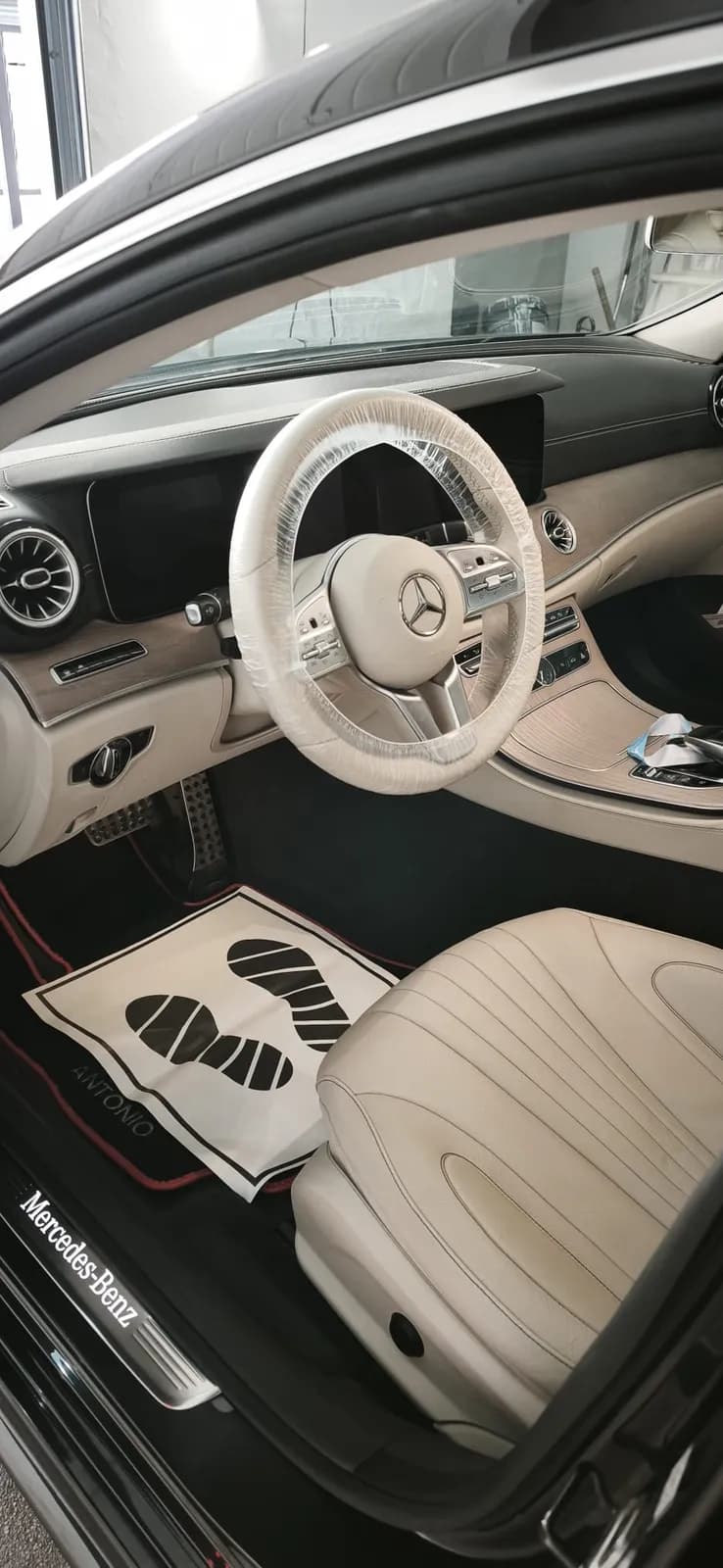 Interior con alfombrilla de papel de protección tras el detallado