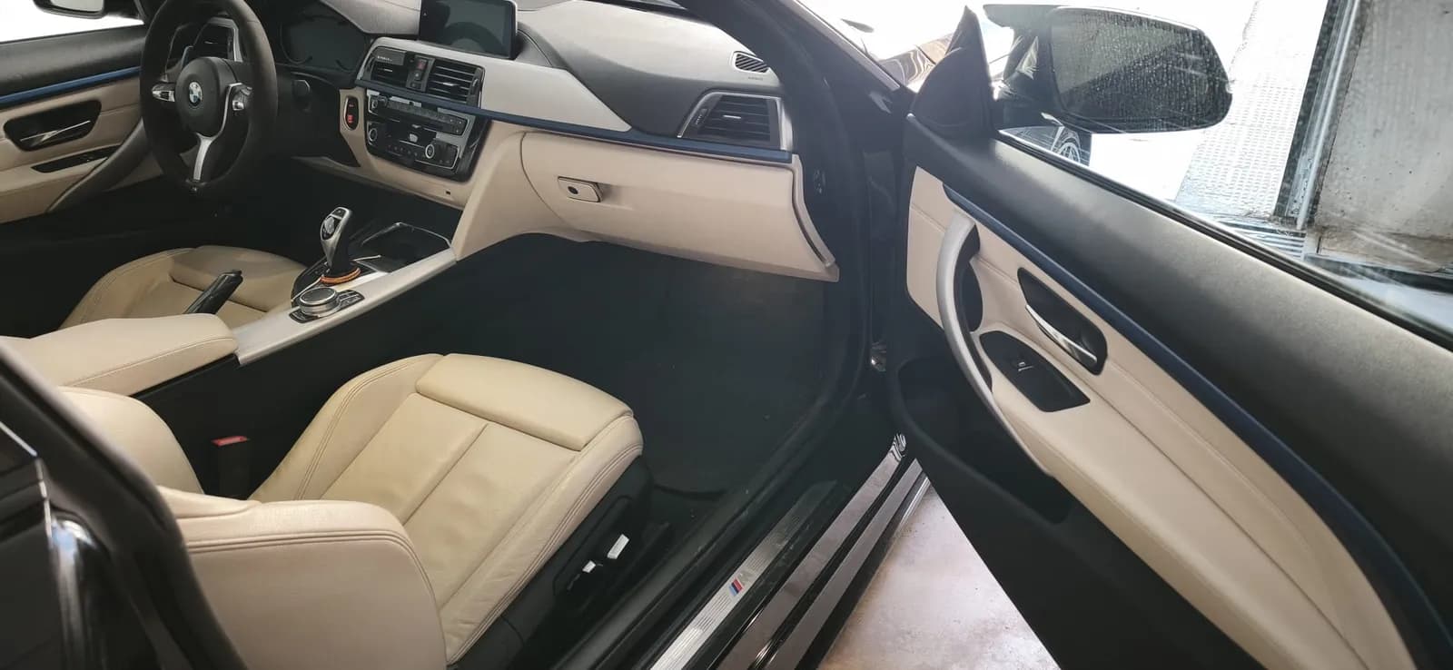 Puerta e interior en cuero crema del BMW 440i