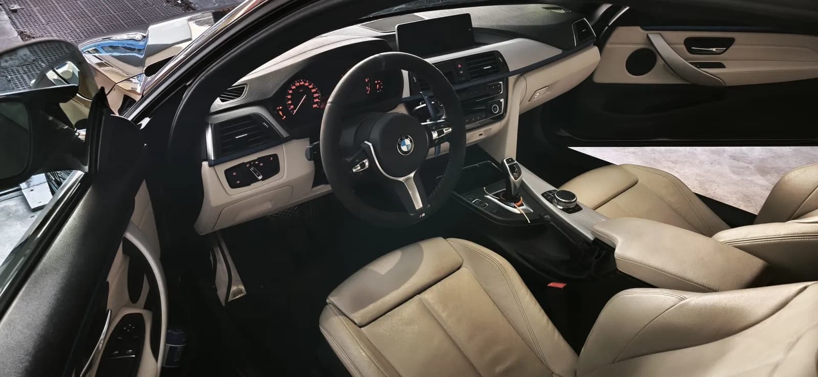 Volante e interior del BMW 440i tras el detallado