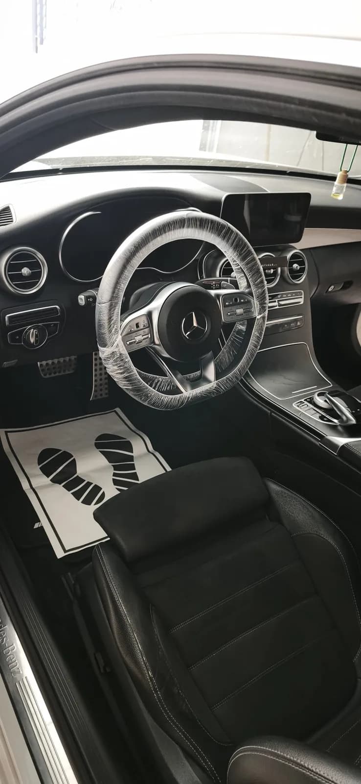 Asiento en alcántara y volante protegido del Mercedes Clase C tras el detallado