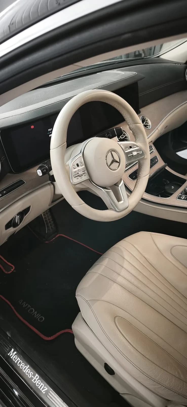 Volante y salpicadero del Mercedes CLS en cuero crema tras el detallado