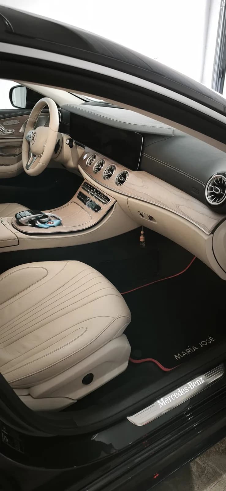 Asiento de cuero crema impecable tras el acondicionado