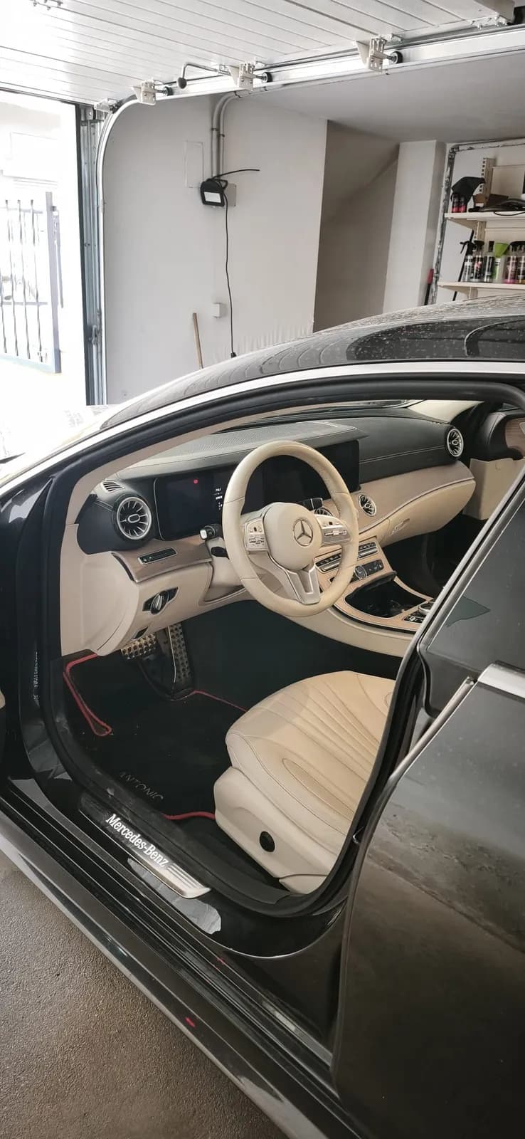 Interior de Mercedes visto desde la puerta del conductor