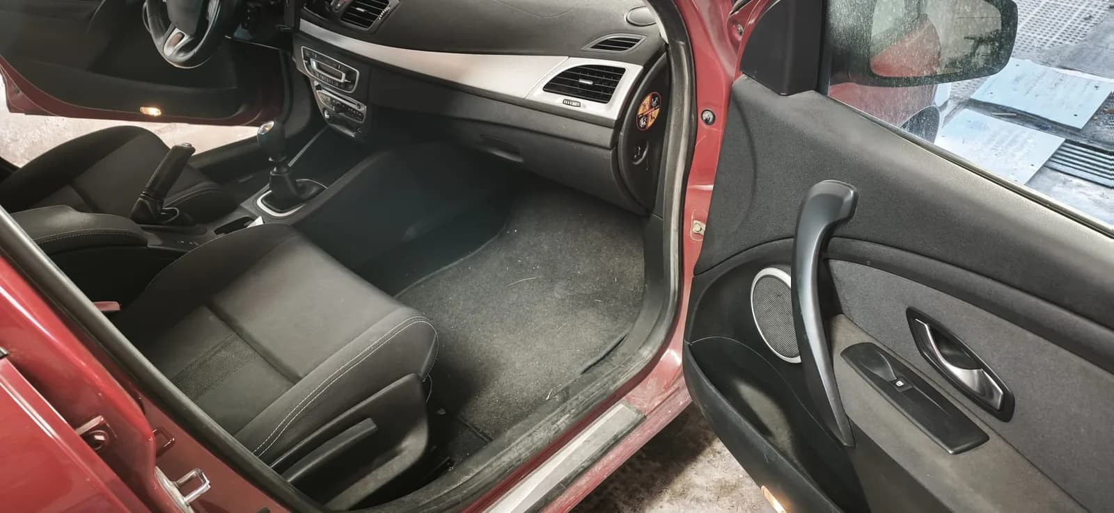Asientos delanteros de un Renault Mégane con alfombrilla de protección
