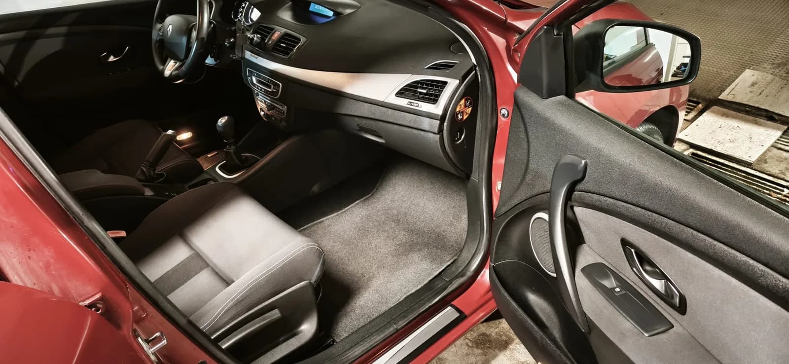 Interior y panel de puerta del Renault Mégane tras la limpieza