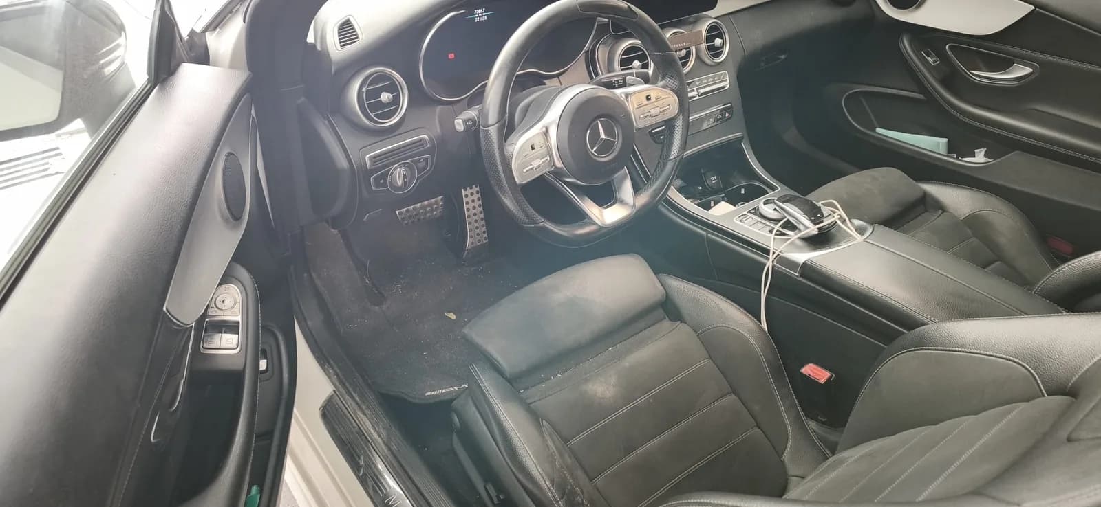 Consola central y asientos de cuero de un Mercedes tras el detallado