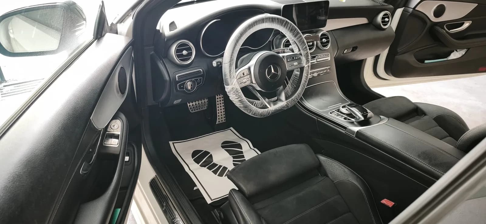 Salpicadero de Mercedes en cuero crema tras la limpieza interior a fondo