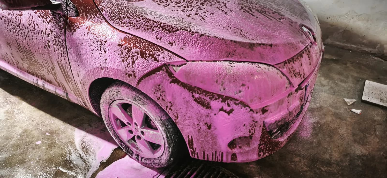 Coche cubierto de espuma activa durante el prelavado