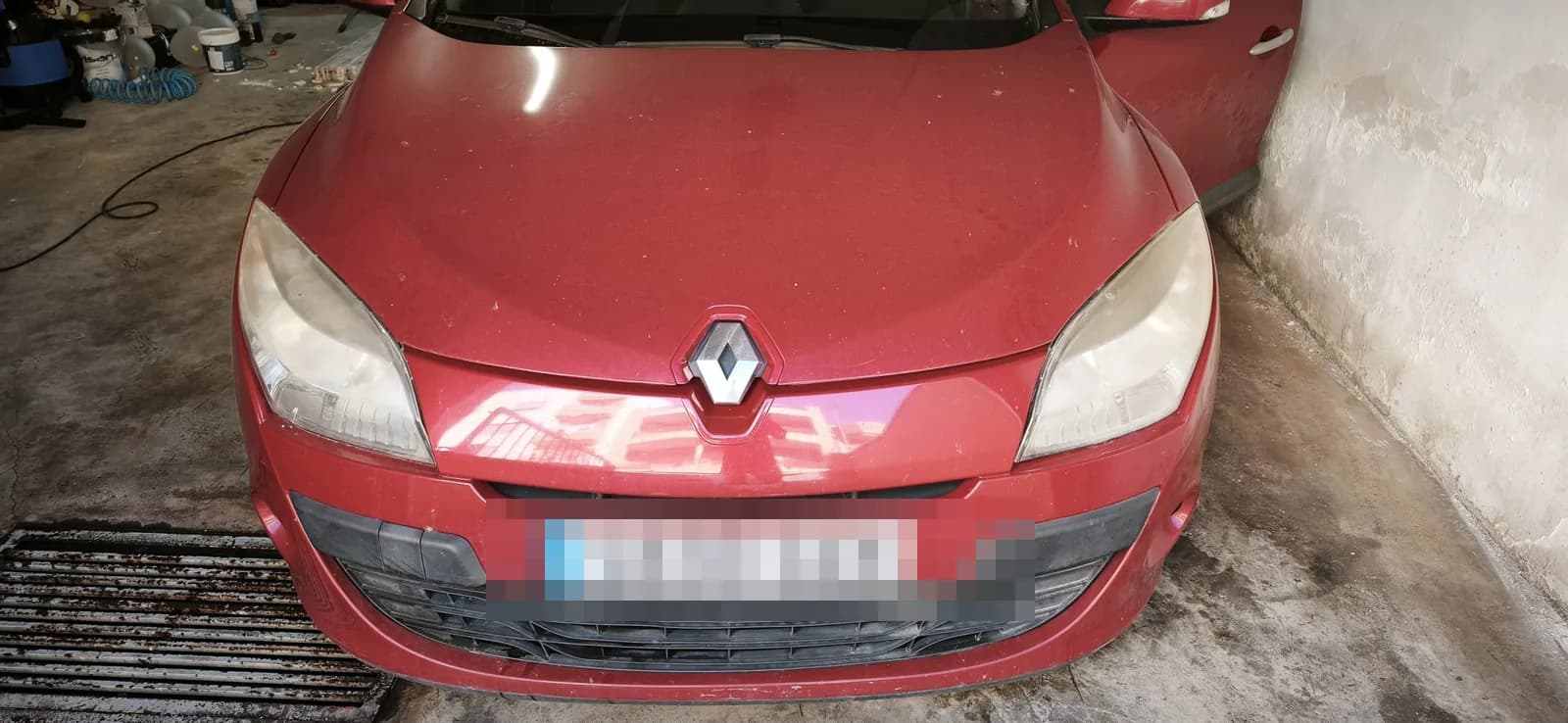 Renault Mégane rojo con el frontal detallado en el taller