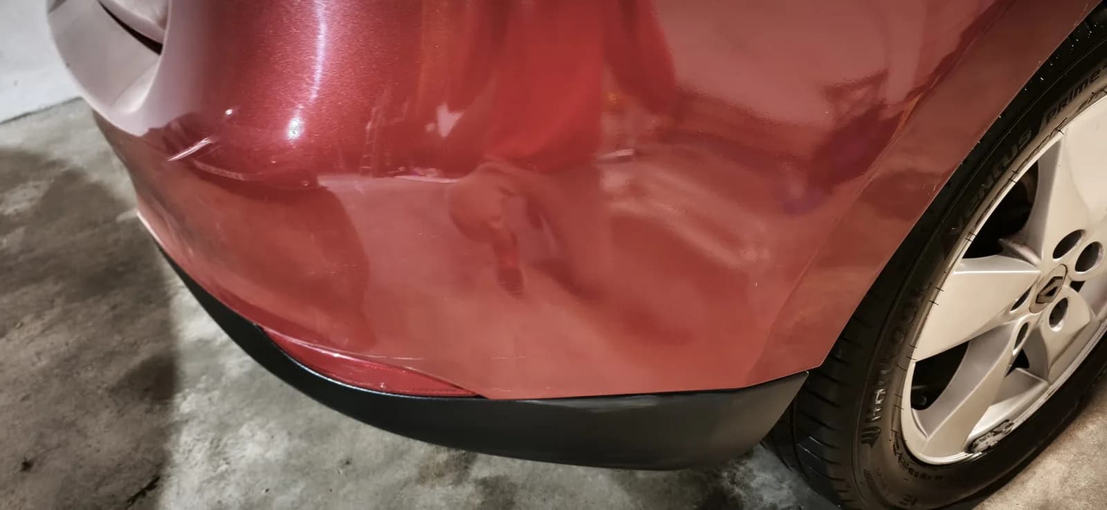 Trasera y llanta de un Renault Mégane rojo tras el detallado