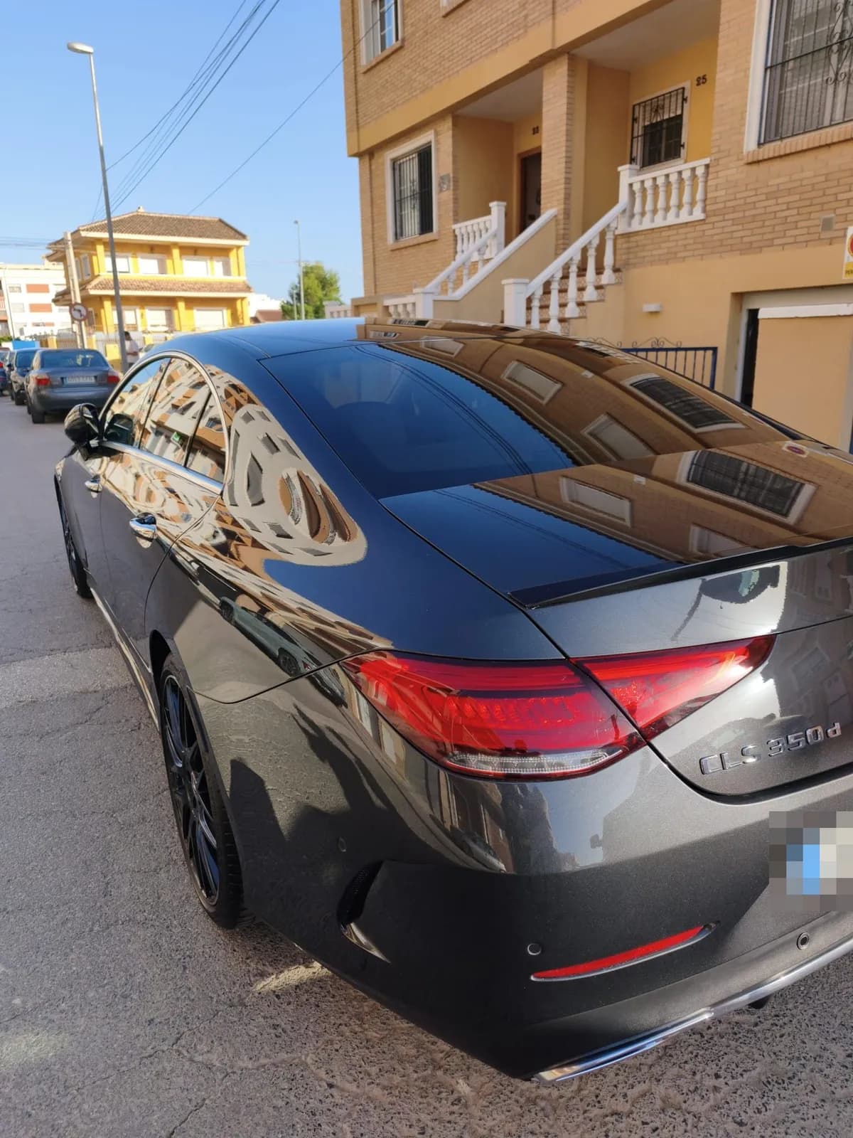 Trasera del Mercedes CLS con reflejo espejo tras el detallado