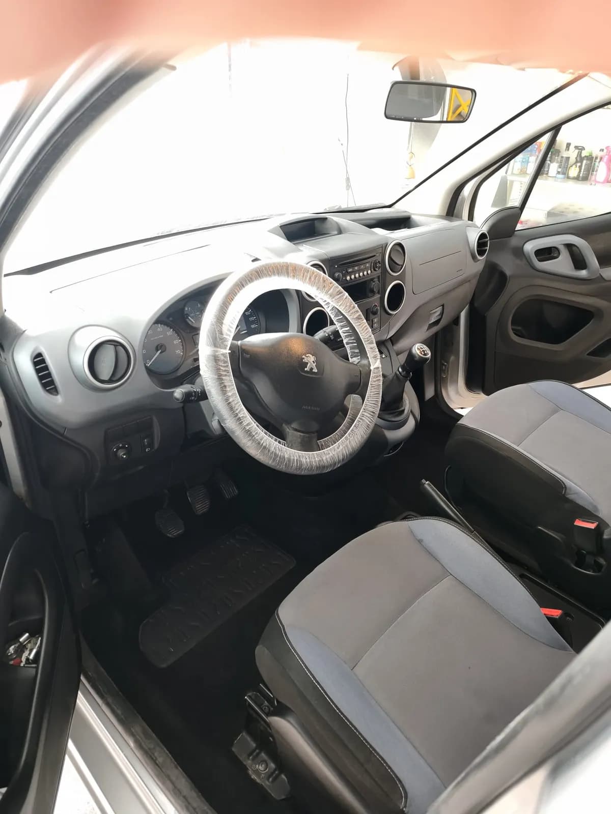 Salpicadero de furgoneta limpio con volante protegido