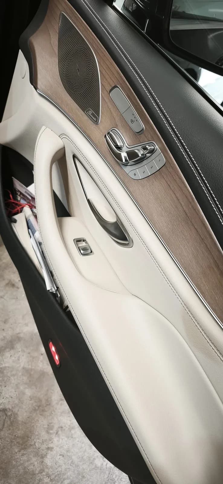 Panel de puerta en cuero crema y madera tras el detallado interior