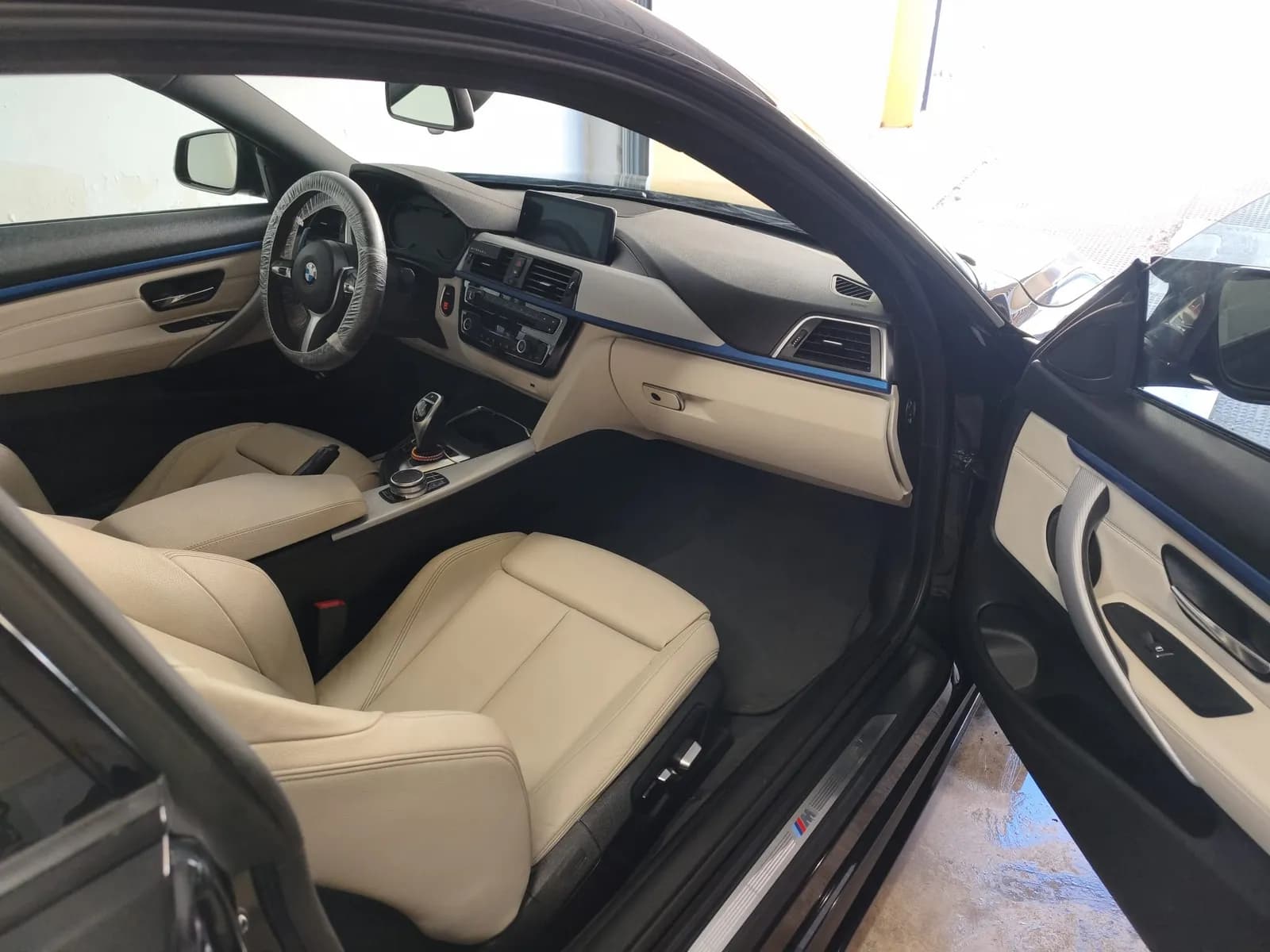 Asientos de cuero crema del BMW tras la limpieza a fondo