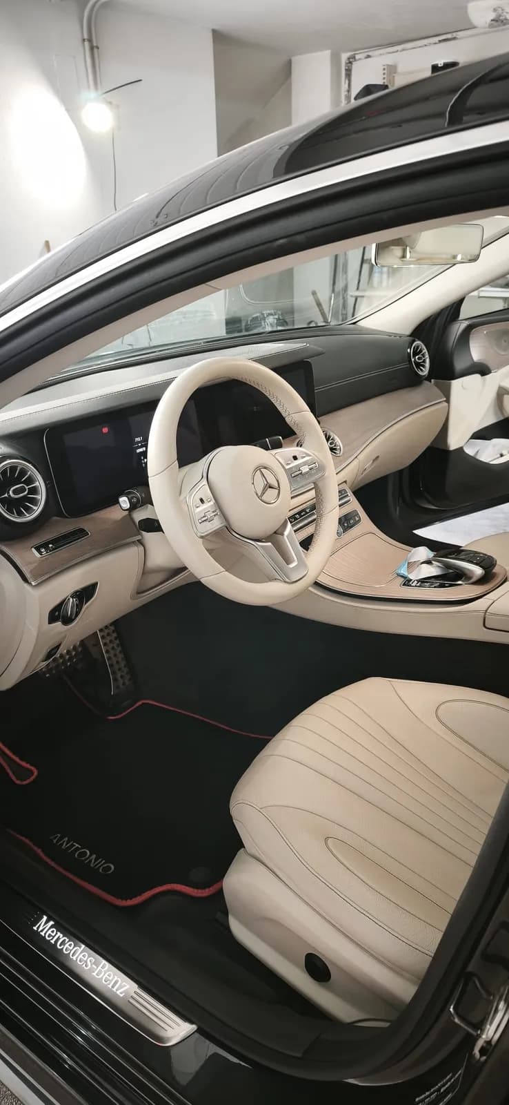 Interior en cuero crema del Mercedes tras la limpieza a fondo