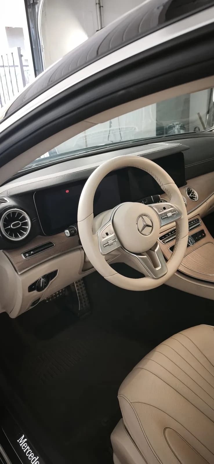 Interior en cuero crema de un Mercedes impecable tras la limpieza a fondo