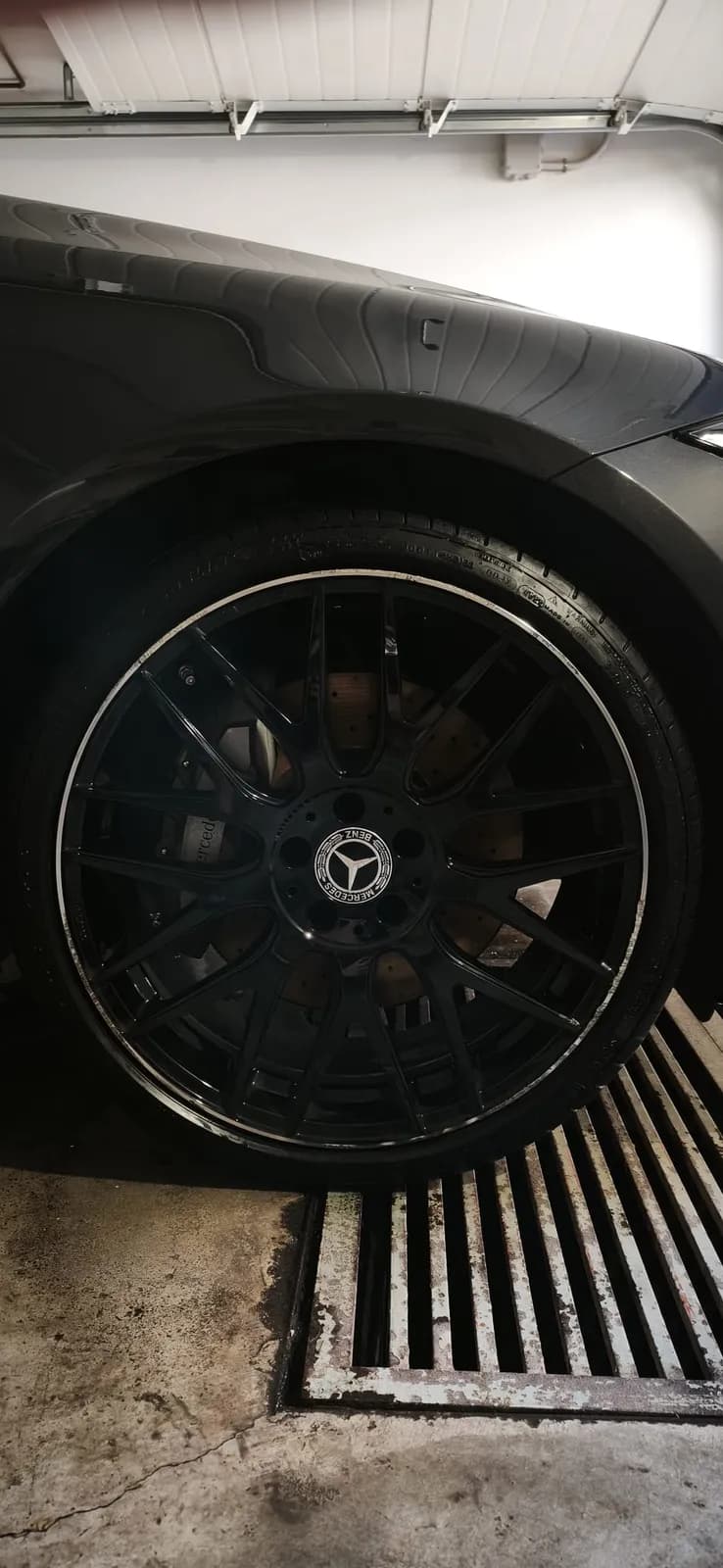 Llanta AMG negra impecable tras el descontaminado y detallado