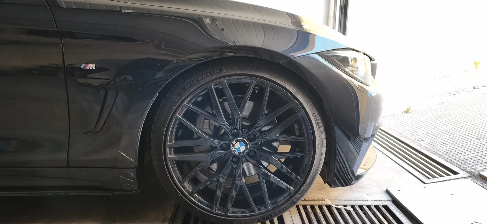 Llanta del BMW 440i detallada con acabado impecable