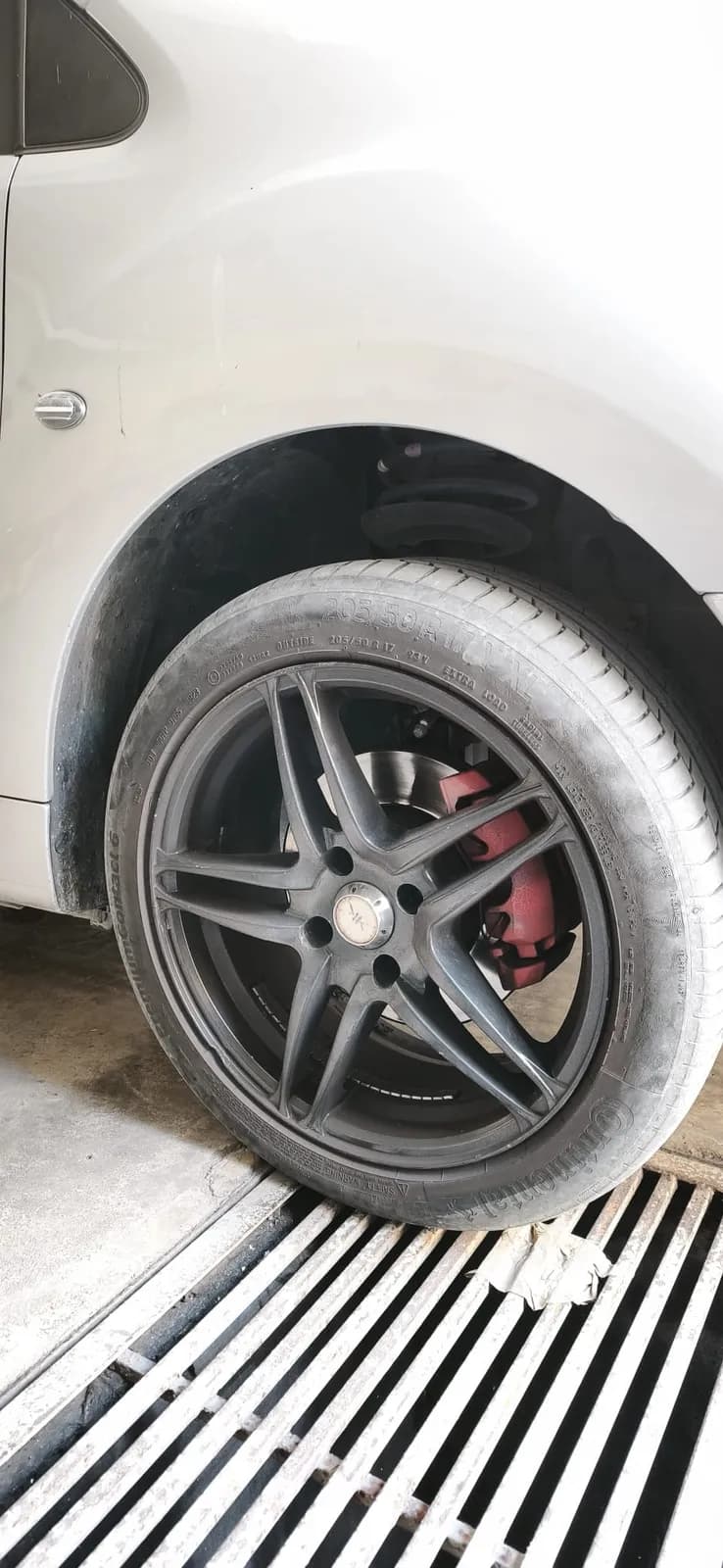 Llanta con pinza de freno roja tras el detallado completo